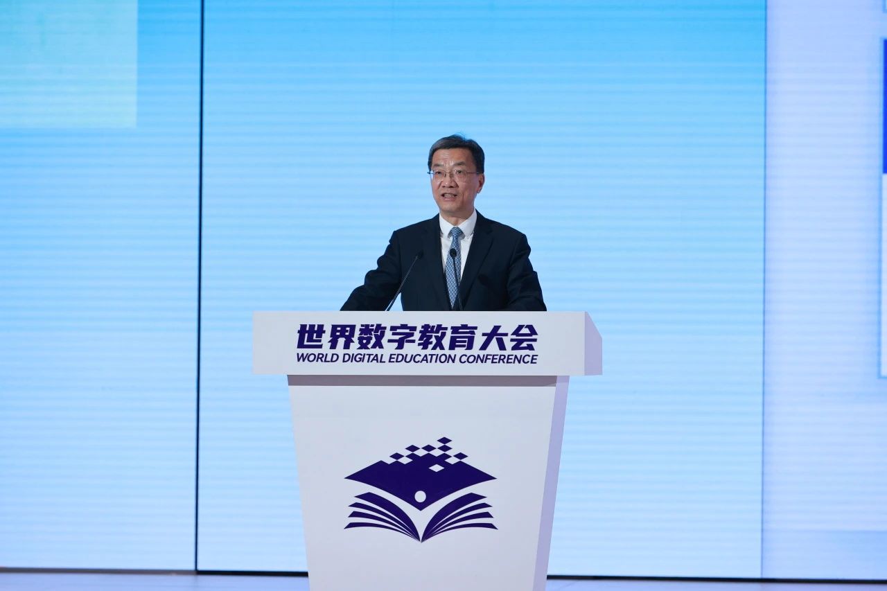 怀进鹏在2025世界数字教育大会作主旨演讲